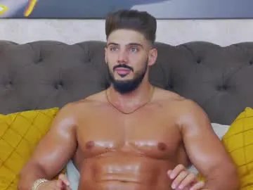 R0422 – webcam model profile photo Image 9