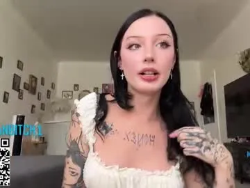 CARMIYNNA – webcam model profile photo Image 9