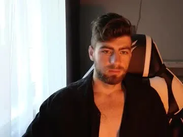 max04 – webcam model profile photo Image 8