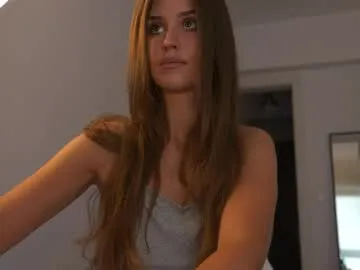 DenLina – webcam model profile photo Image 8