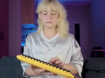 LillyPark – webcam model profile photo Image 3