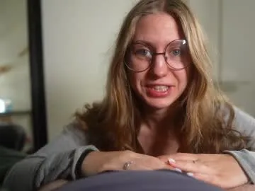 RoxanneMils – webcam model profile photo Image 17