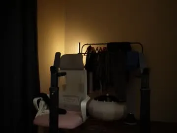 R0422 – webcam model profile photo Image 18