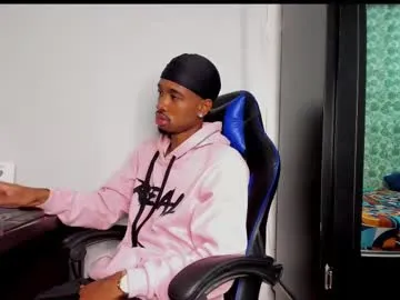 HugeTitties – webcam model profile photo Image 11