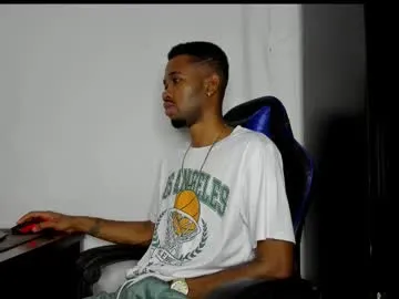 HugeTitties – webcam model profile photo Image 16