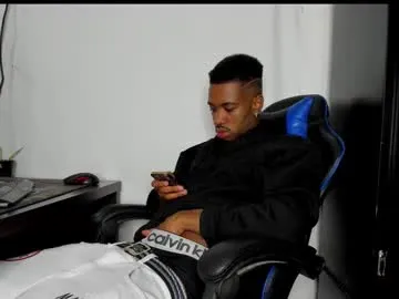 HugeTitties – webcam model profile photo Image 17