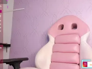 AlannaWeest – webcam model profile photo Image 6