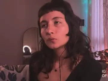 AmyBelmontt – webcam model profile photo Image 2