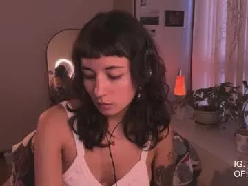 AmyBelmontt – webcam model profile photo Image 3