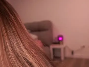 ThaniaHill – webcam model profile photo Image 12