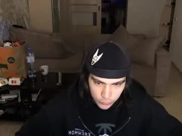 Olsuh – webcam model profile photo Image 6