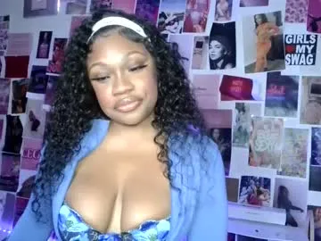 MavisReeve – webcam model profile photo Image 2