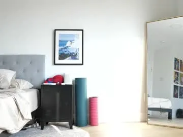 Olsuh – webcam model profile photo Image 12