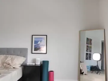 Olsuh – webcam model profile photo Image 4