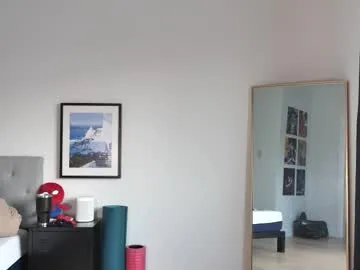 Olsuh – webcam model profile photo Image 5