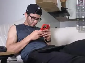 maximohoot – webcam model profile photo Image 5