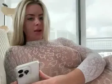 AlannaWeest – webcam model profile photo Image 17