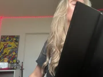 LunaKrismas – webcam model profile photo Image 2