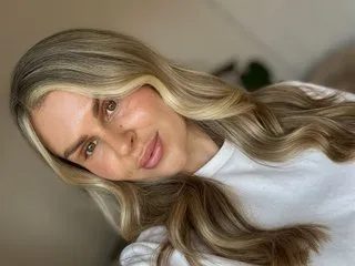 AmyBelmontt – webcam model profile photo Image 3