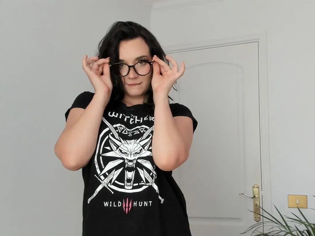 AmyBelmontt – webcam model profile photo Image 2