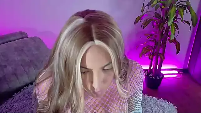 LunaKrismas – webcam model profile photo Image 14