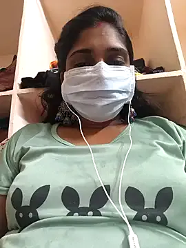 CurlyRina – webcam model profile photo Image 3