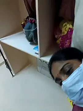 CurlyRina – webcam model profile photo Image 4