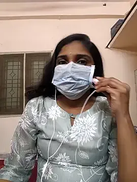 CurlyRina – webcam model profile photo Image 5