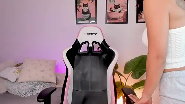 AmyBelmontt – webcam model profile photo Image 3