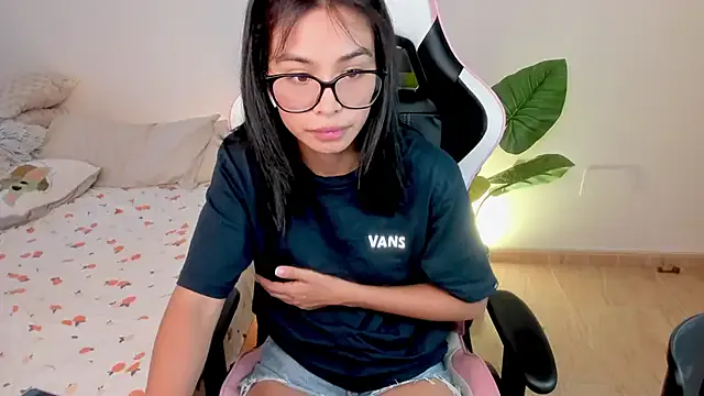 AmyBelmontt – webcam model profile photo Image 4