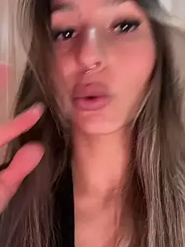 AmyBelmontt – webcam model profile photo Image 3