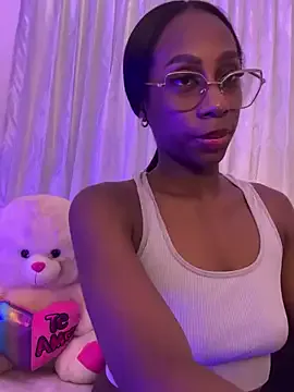 Noya – webcam model profile photo Image 4