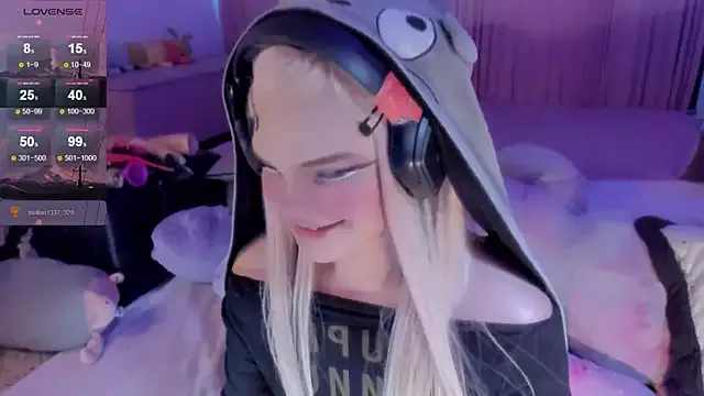 Luna_Kitanna – webcam model profile photo Image 4