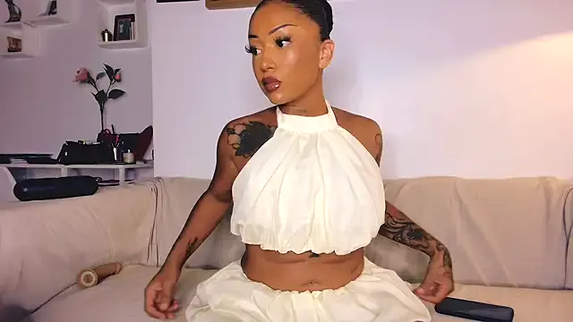 CristinaSantanas – webcam model profile photo Image 5