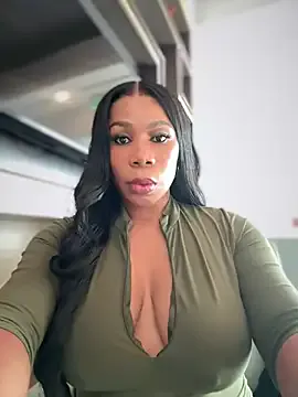 AmyBelmontt – webcam model profile photo Image 3