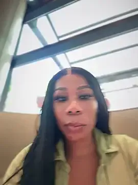 AmyBelmontt – webcam model profile photo Image 4