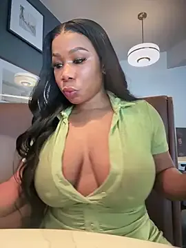 AmyBelmontt – webcam model profile photo Image 6