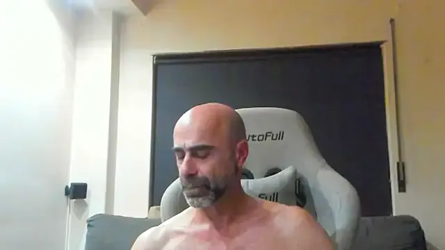 HugeTitties – webcam model profile photo Image 4