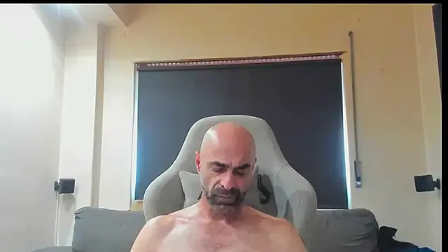 HugeTitties – webcam model profile photo Image 5