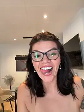 LyraCarvajal – webcam model profile photo Image 9