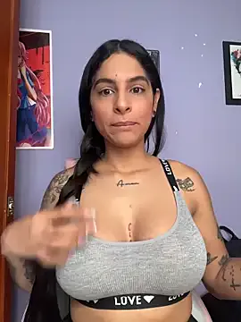 LauraCaruso – webcam model profile photo Image 10