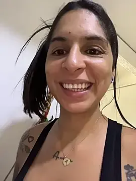 LauraCaruso – webcam model profile photo Image 3