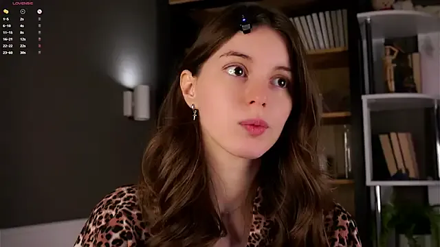 UrLillShy – webcam model profile photo Image 14