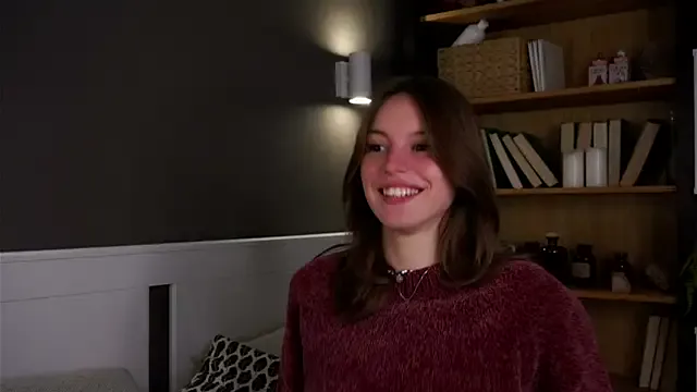 UrLillShy – webcam model profile photo Image 4