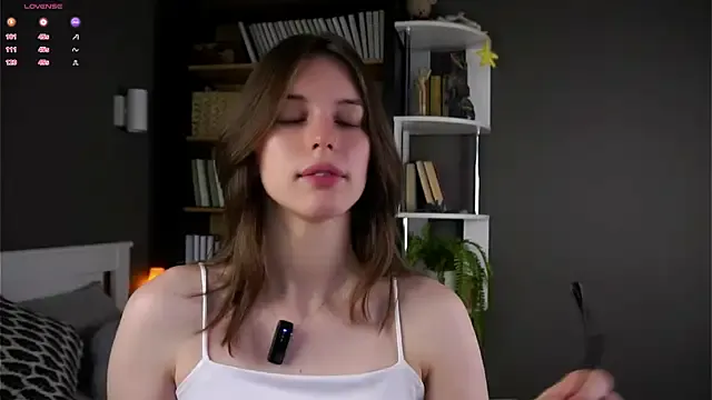 UrLillShy – webcam model profile photo Image 8