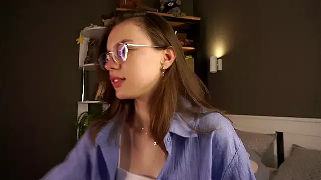 UrLillShy – webcam model profile photo Image 9