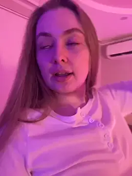 KarinaSanz – webcam model profile photo Image 5