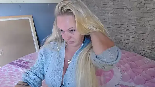 AmyBelmontt – webcam model profile photo Image 18