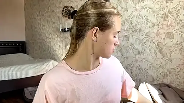 AlessiaRou – webcam model profile photo Image 6