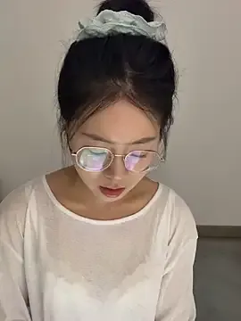 AmyBelmontt – webcam model profile photo Image 2